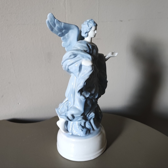 Eda Mann Porcelain Musical Sculpture - Plays Hark the Herald Angels Sing EUC - Picture 4 of 9